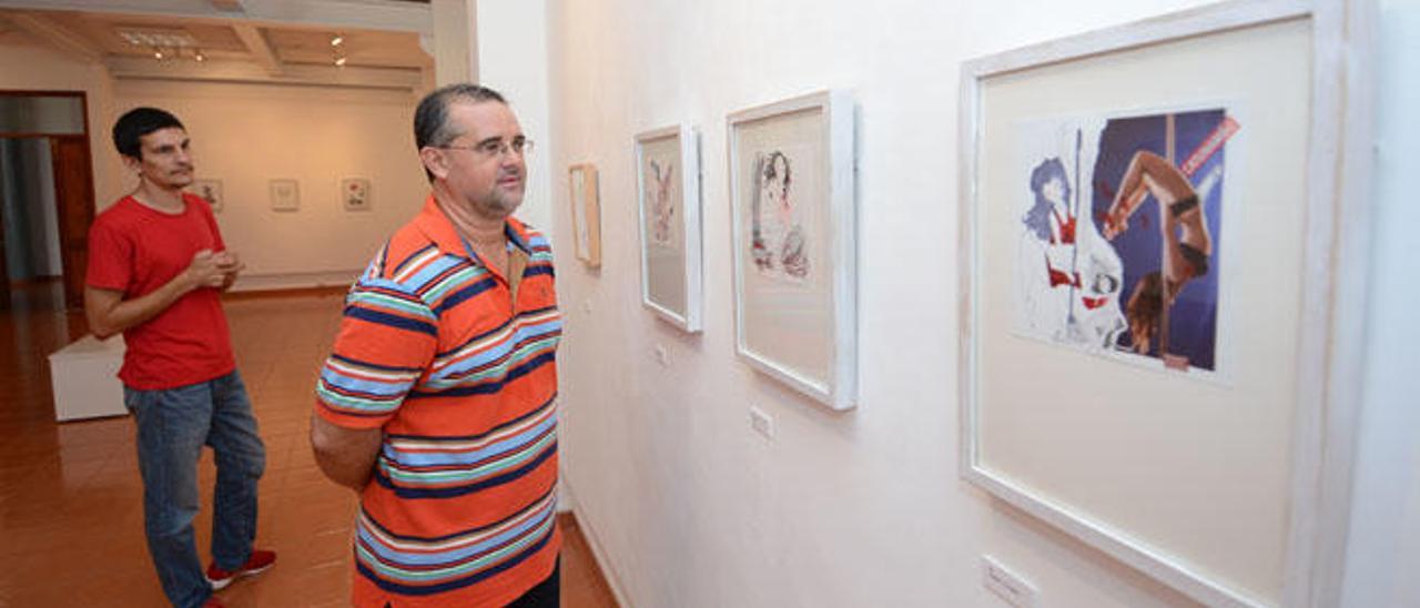 Dos personas contemplan las imágenes de la exposición de Ana Martín en la Sala de Arte el viernes.