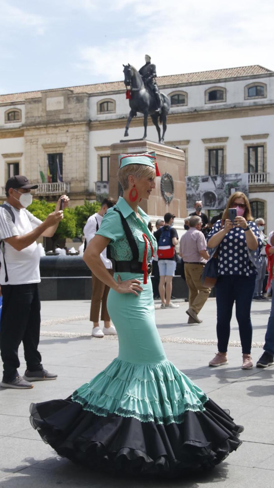 Cordobesas de faralaes en Las Tendillas