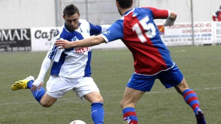 Matías se dispone a dar un pase ante la presión de Aitor.