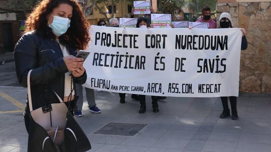 La concejala Angélica Pastor frente a un grupo de vecinos que protestan por el proyecto de Nuredduna.