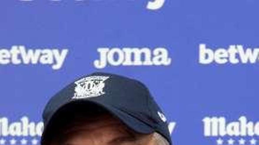 Aguirre, ayer, durante su rueda de prensa en Butarque. // Efe