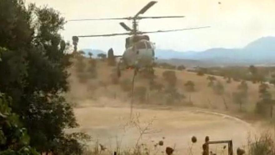 Un helicóptero reposta agua para atacar el incendio en Sierra de Mijas
