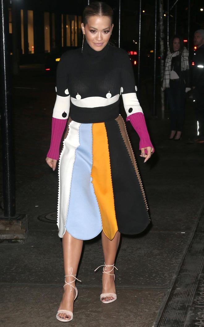 Rita Ora, con falda multicolor en Nueva York