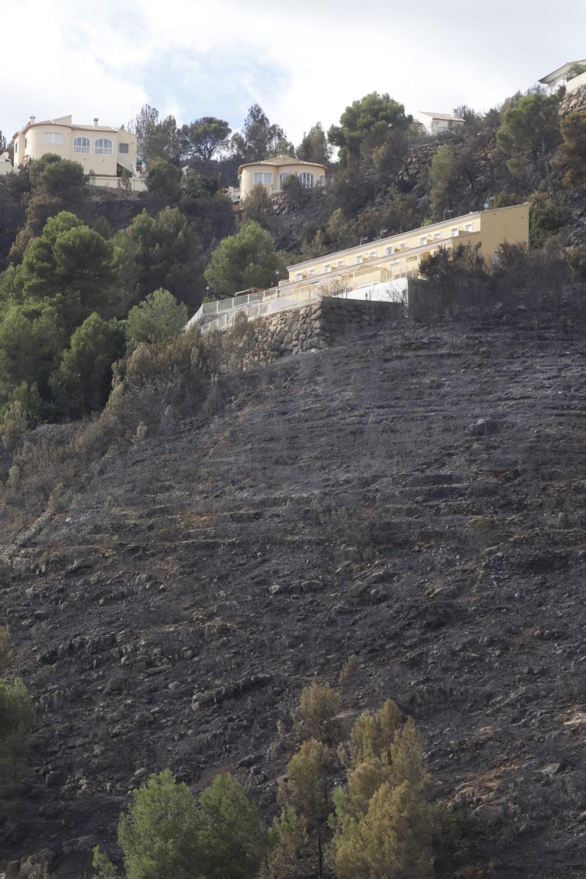 El incendio arrasa la urbanización Monte Corona de Ador