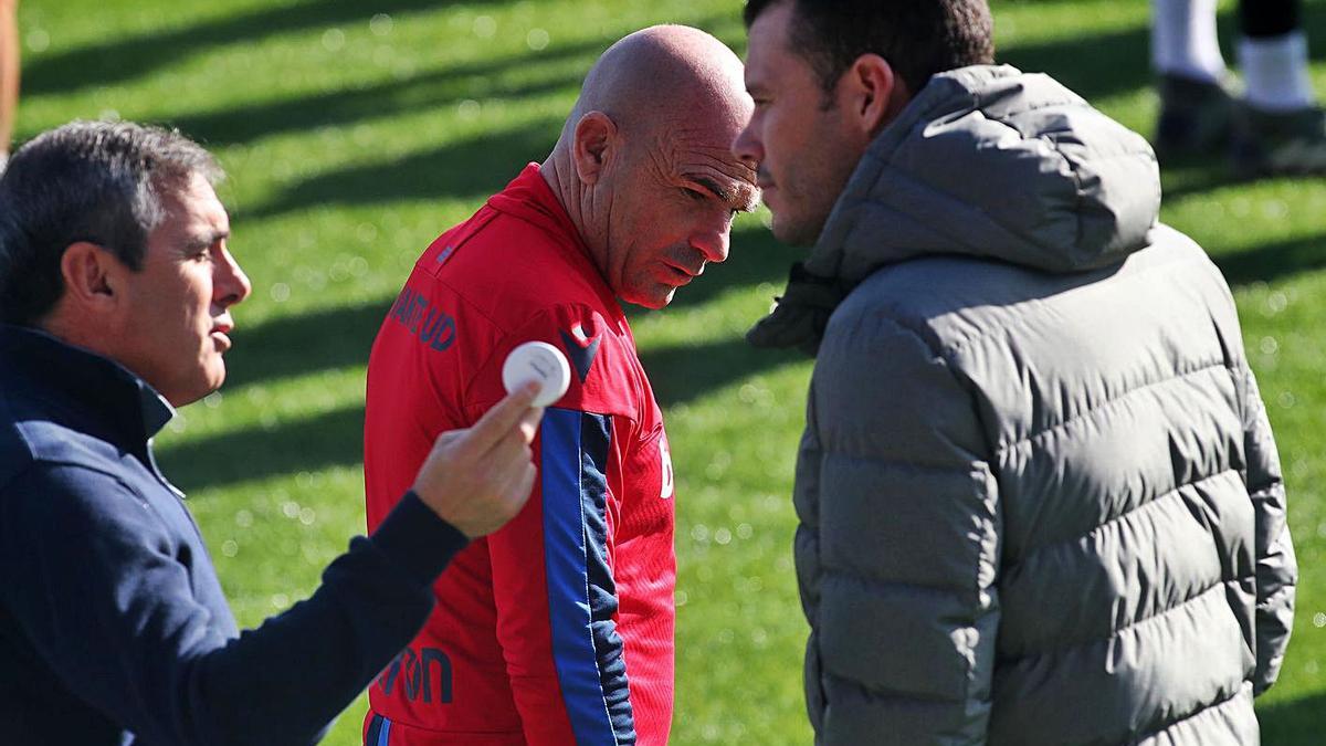 Manolo Salvador y David Navarro, durante un entrenamiento del Levante UD. | LEVANTE-EMV