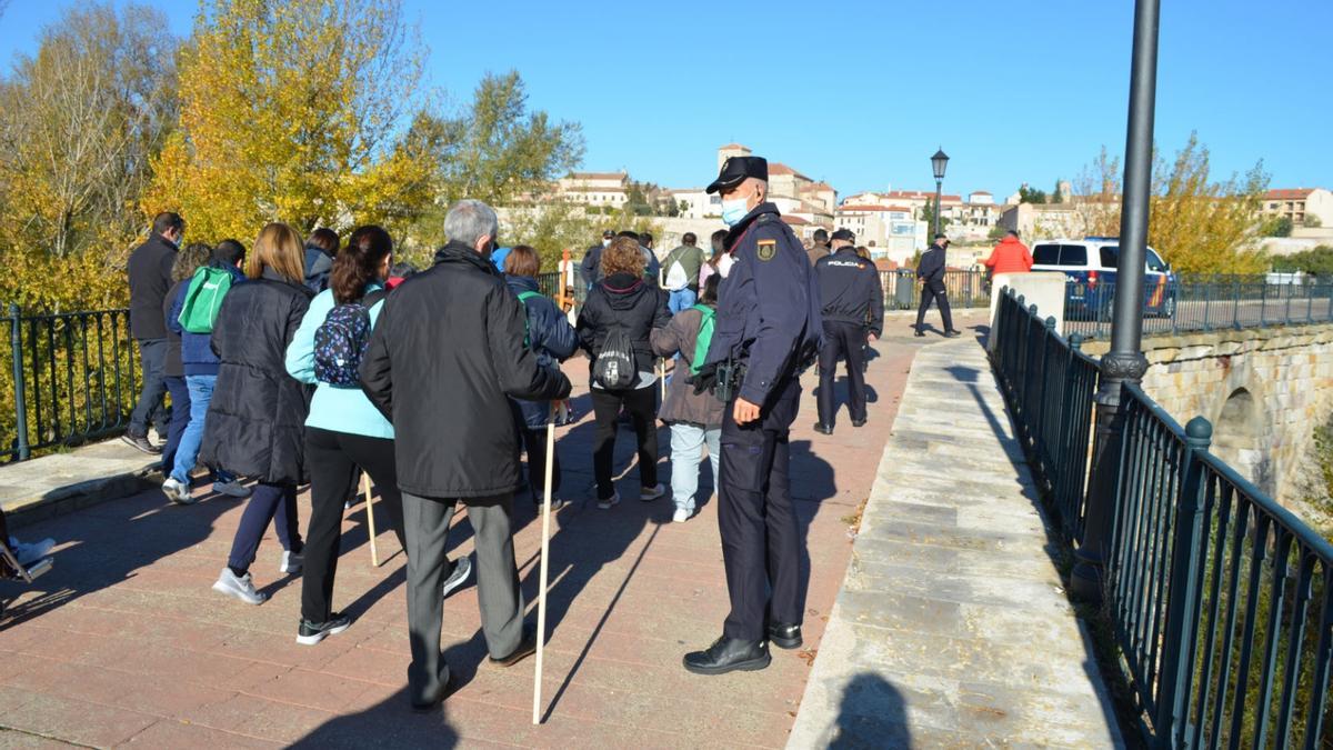 La Policía Nacional ayuda a los usuarios de la residencia de Virgen del Yermo en el Camino de Santiago.