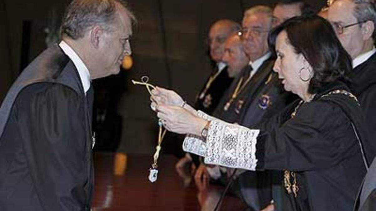 La presidenta del Tribunal Constitucional, María Emilia Casas (dcha), impone la medalla de magistrado de este órgano a Luis Ortega