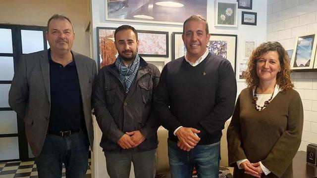 Enric Daza, acompanyat pel president de Junts al Camp de Tarragona, Joaquim Calatayud; el responsable comarcal del partit, José Antonio Rodríguez, i la líder local de Junts a Cambrils, Lluïsa Gené.