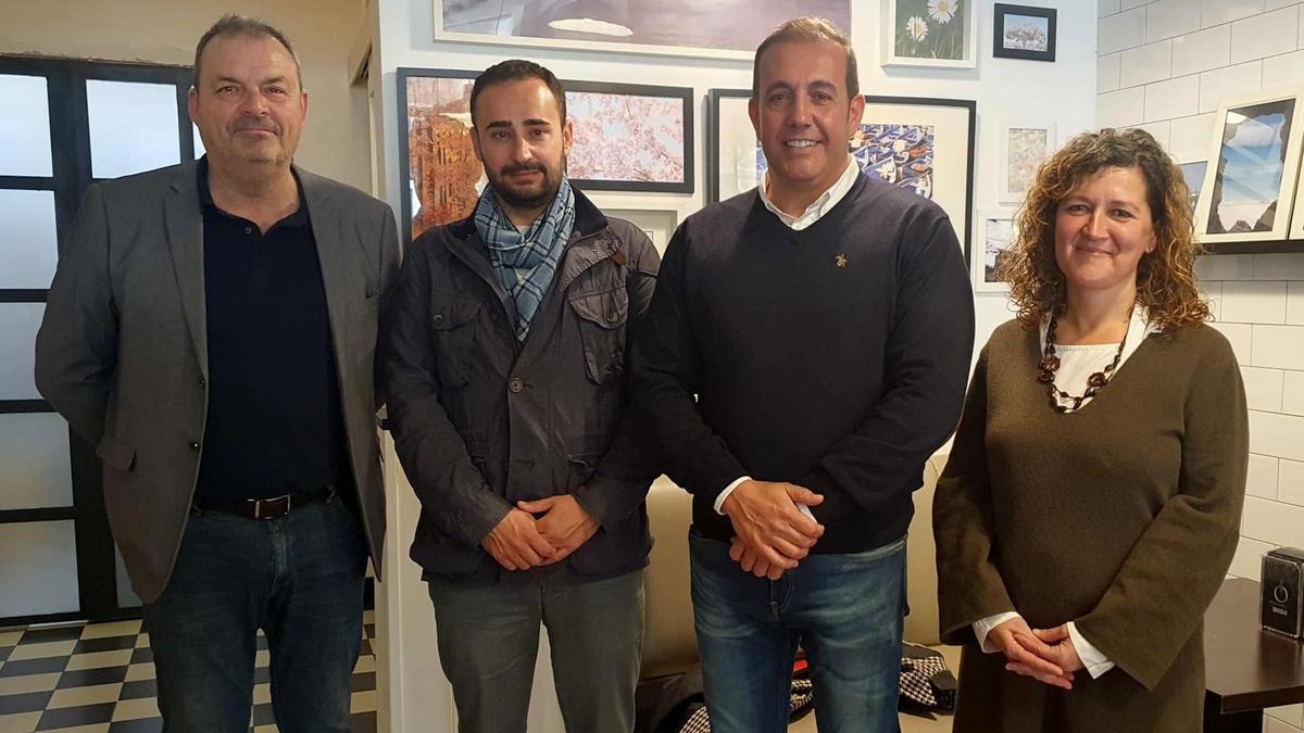 Enric Daza, acompanyat pel president de Junts al Camp de Tarragona, Joaquim Calatayud; el responsable comarcal del partit, José Antonio Rodríguez, i la líder local de Junts a Cambrils, Lluïsa Gené.