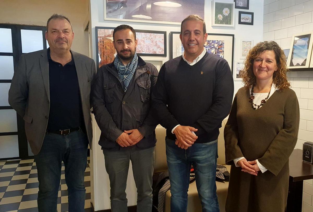 Enric Daza, acompañado por el presidente de Junts en el Camp de Tarragona, Joaquim Calatayud; el responsable comarcal del partido, José Antonio Rodríguez, y la líder local de Junts en Cambrils, Lluïsa Gené.
