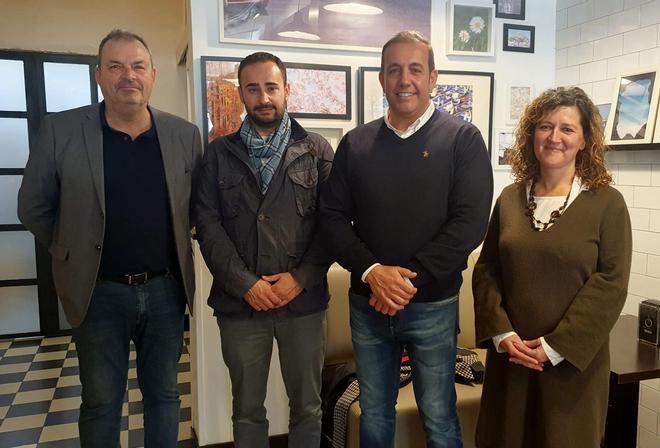 Enric Daza, acompañado por el presidente de Junts en el Camp de Tarragona, Joaquim Calatayud; el responsable comarcal del partido, José Antonio Rodríguez, y la líder local de Junts en Cambrils, Lluïsa Gené.
