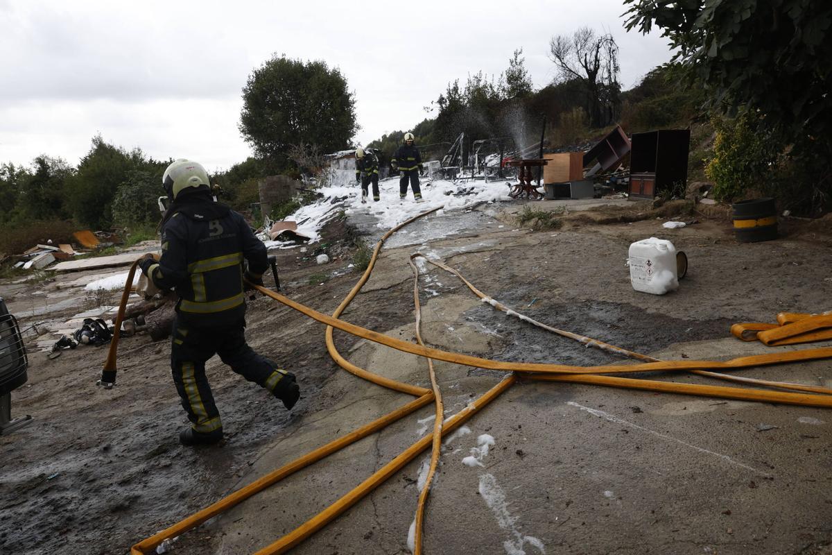 Incendio en las chabolas de los gitanos de Luanco. La paxarina Incendio en las chabolas de los gitanos de Luanco. La paxarina