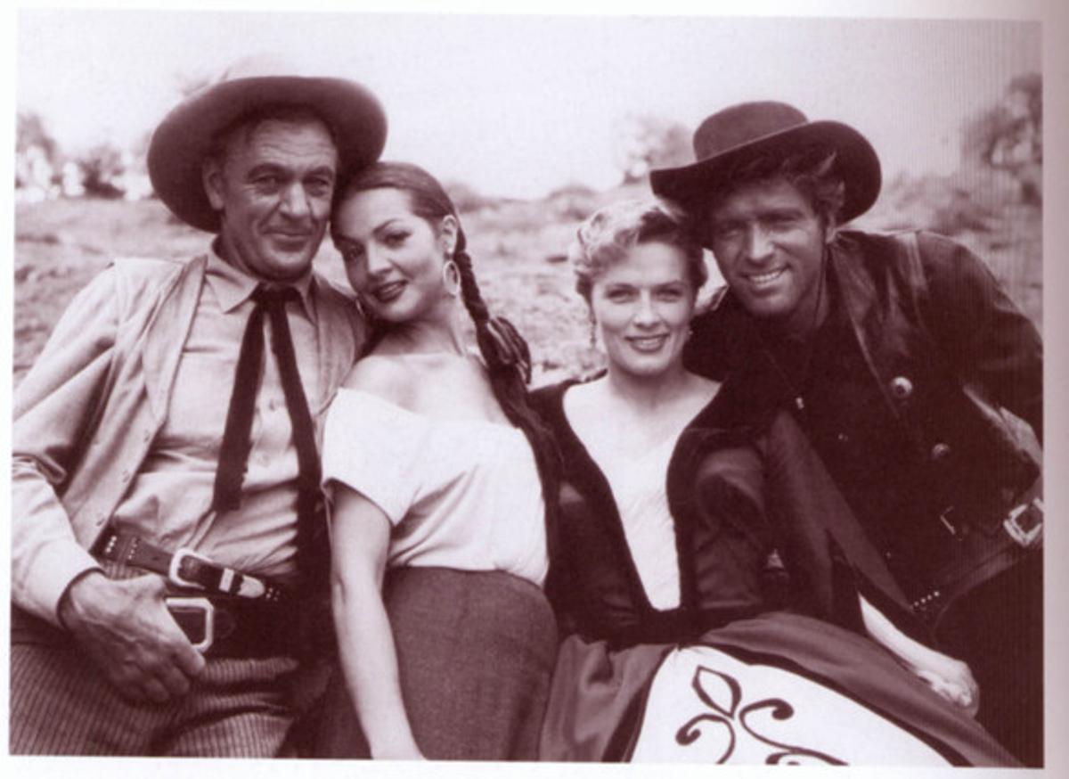 Gary Cooper, Sara Montiel, Denise Garcel y Burt Lancaster en un retrato promocional de Veracruz, en 1954.