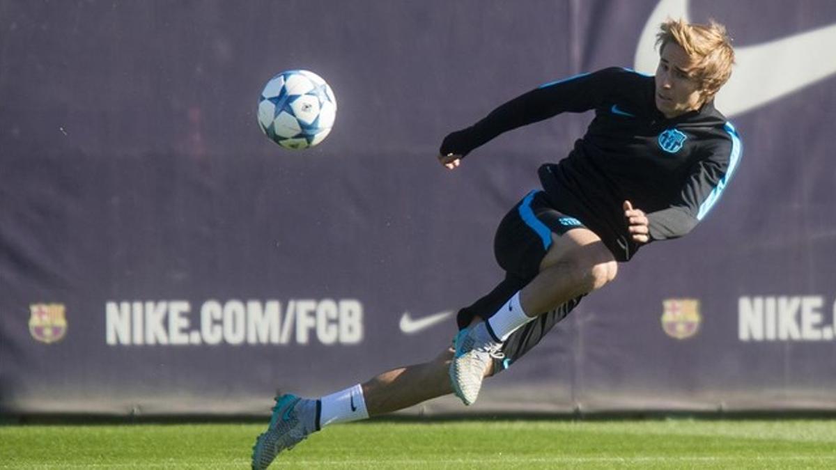 Sergi Samper, en el entrenamiento del Barça de este lunes.