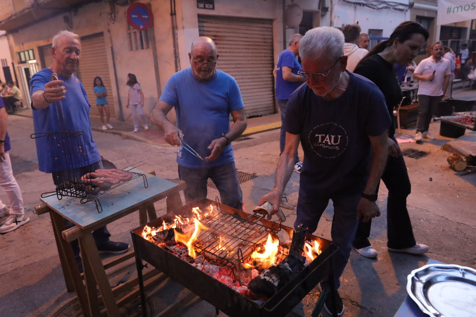 FOTOGALERÍA I Las imágenes de la Nit de la Xulla y del encuentro de elaboración de allioli de las fiestas de Vila-real