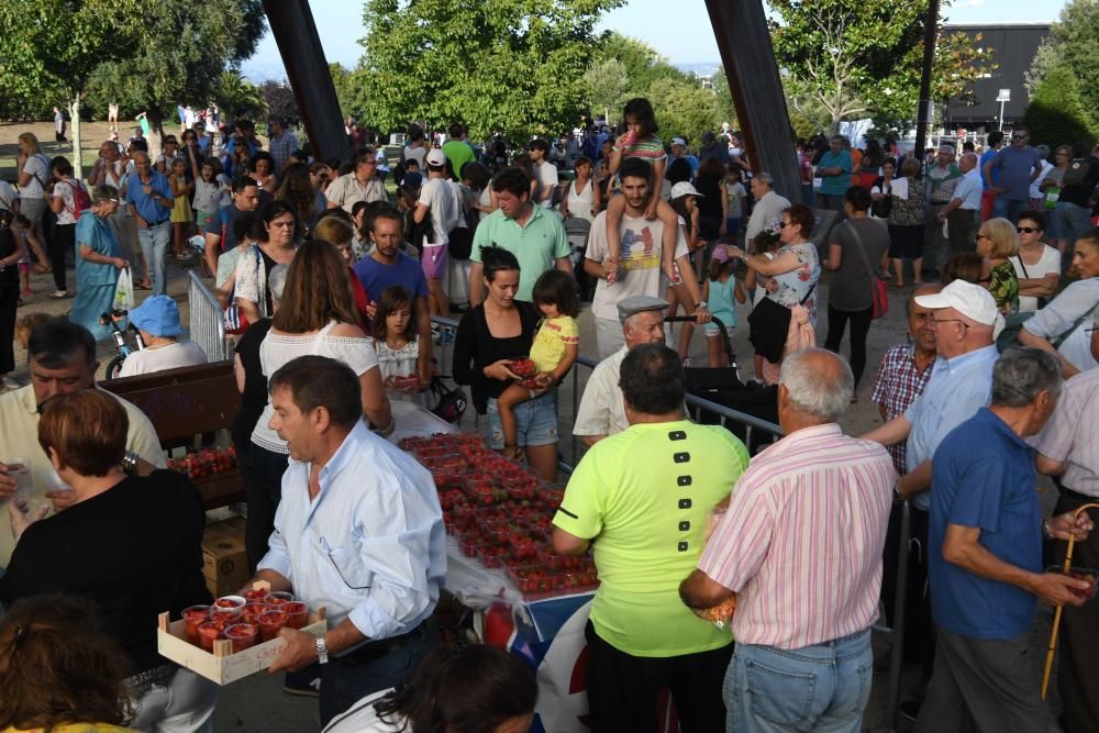 Colas para tomar fresas en las Fiestas de Eirís