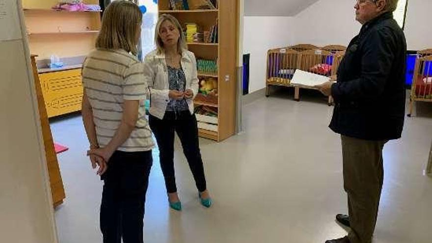 Pérez y Bugallo, con la directora de la escuela infantil.