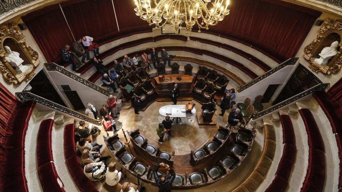 Visita escolar al anfiteatro anatómico de la Reial Acadèmia de Medecina.