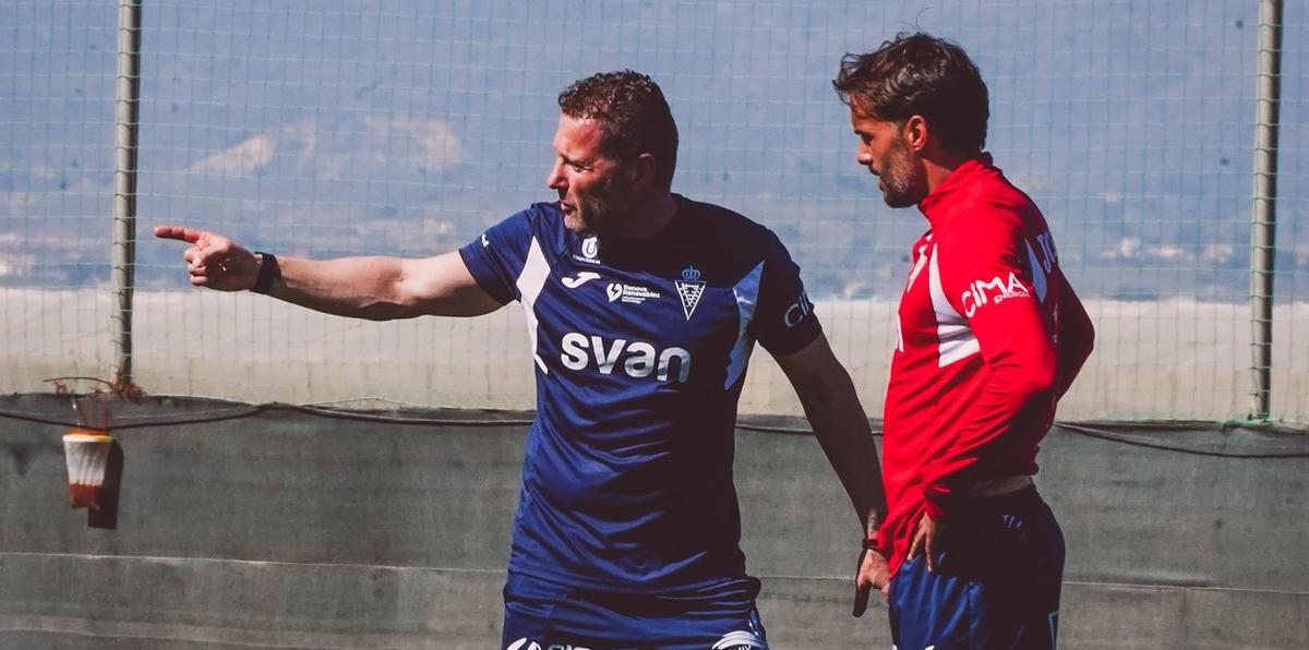 Curro Torres, entrenador del Real Murcia, junto a Pedro León.