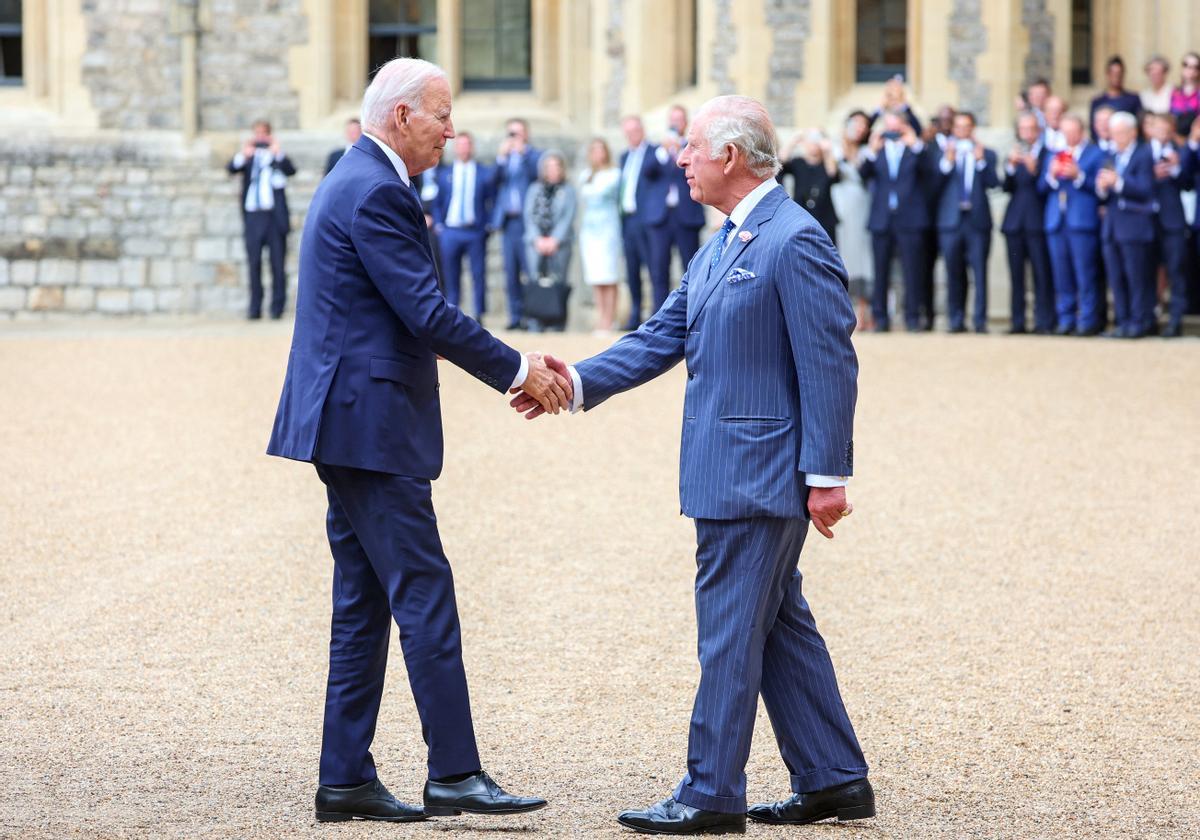 El presidente de los Estados Unidos, Joe Biden, es recibido por el rey Carlos III de Gran Bretaña durante una ceremonia de bienvenida en el Castillo de Windsor