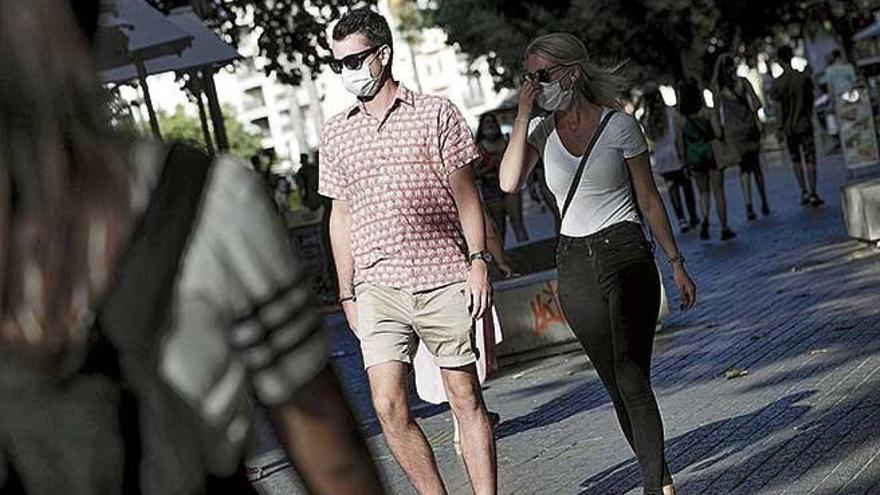 Los ciudadanos podrán ser multados a partir de hoy si no llevan puesta la mascarilla.