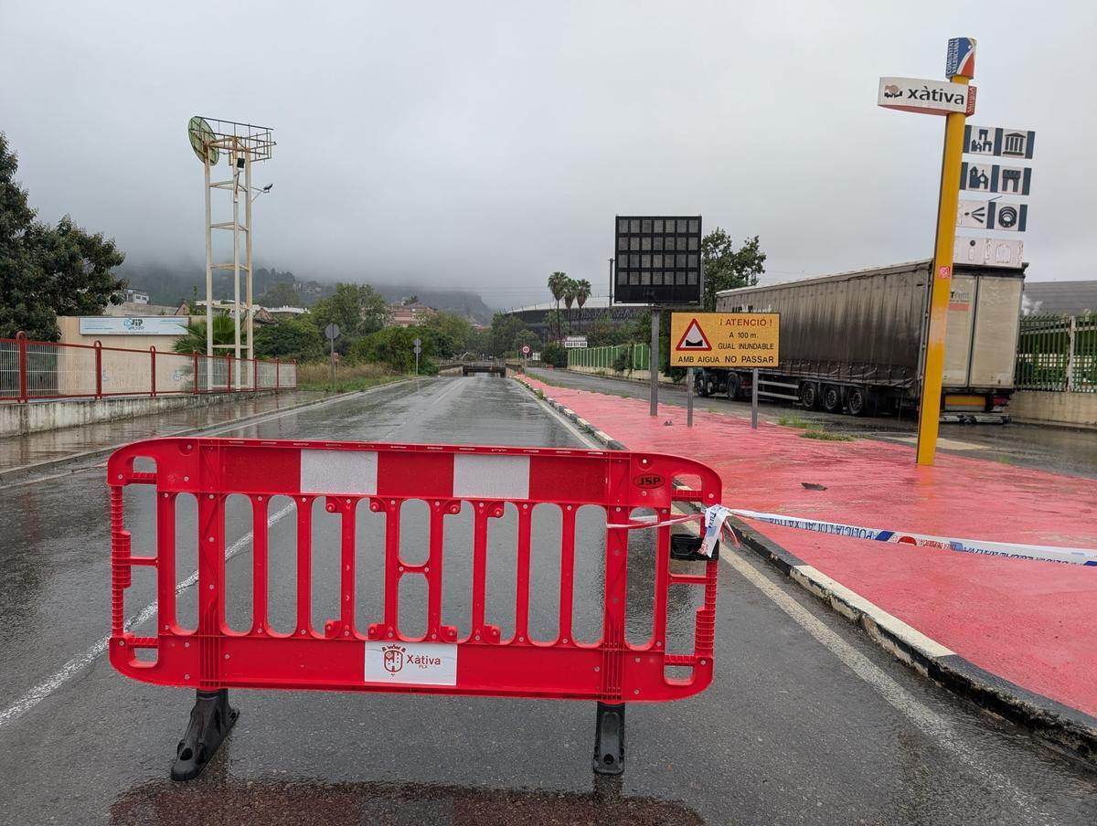 La carretera de Simat, cerrada al paso en Xàtiva por la inundación de un paso inferior.