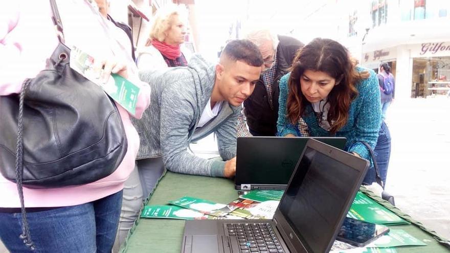 Mesa para facilitar la votación de los presupuestos participativos en la calle Triana.