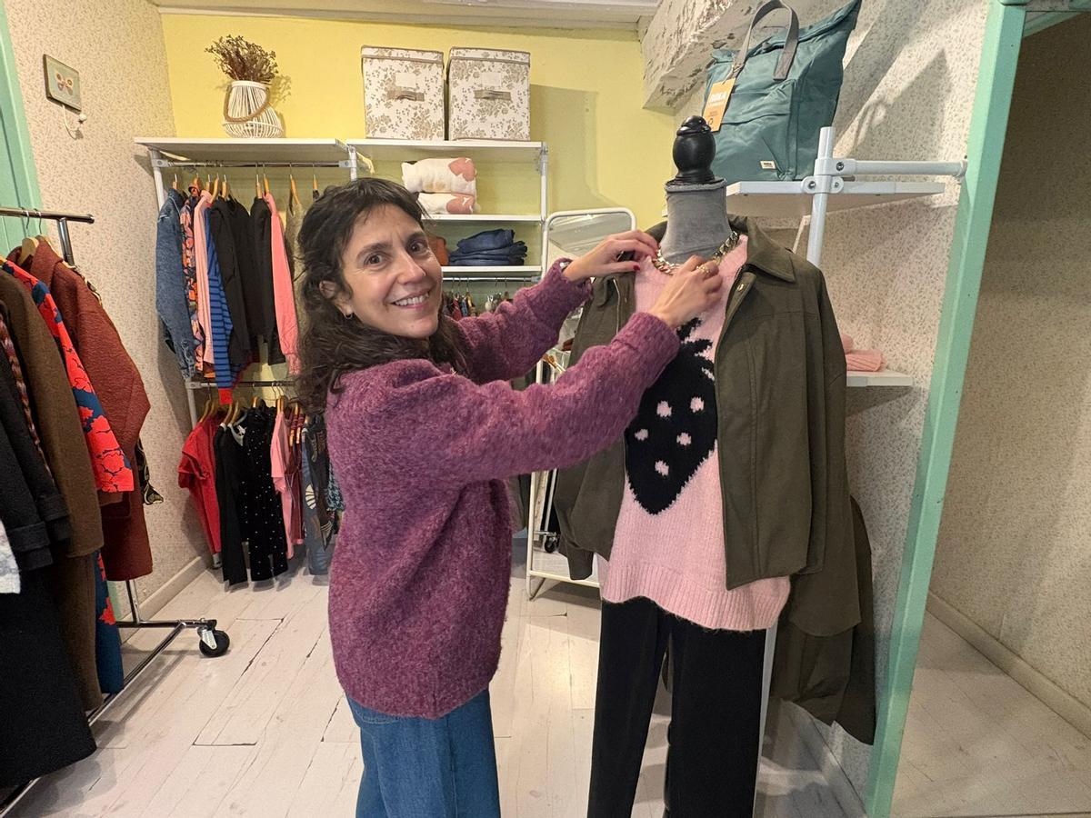 Nuria Castaño en su tienda de Cangas del Narcea.