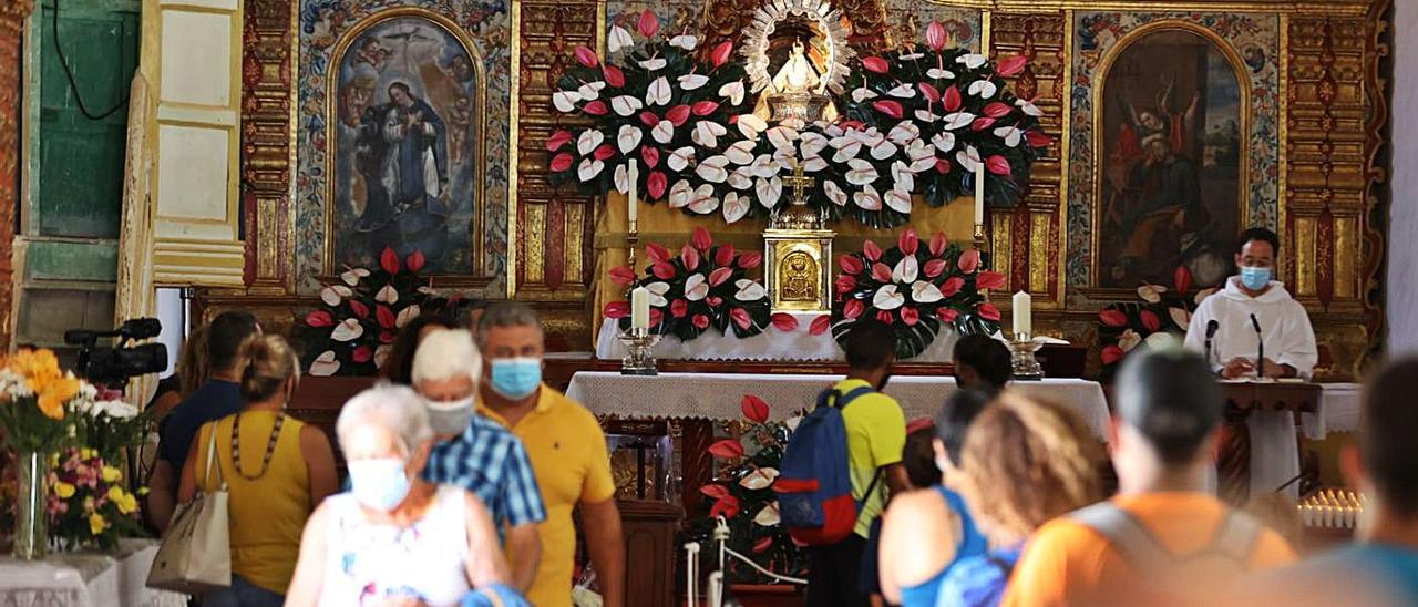 Un grupo de peregrinos en el interior de la ermita de Vega de Río Palmas para rezar a la Virgen de la Peña, ayer  | |