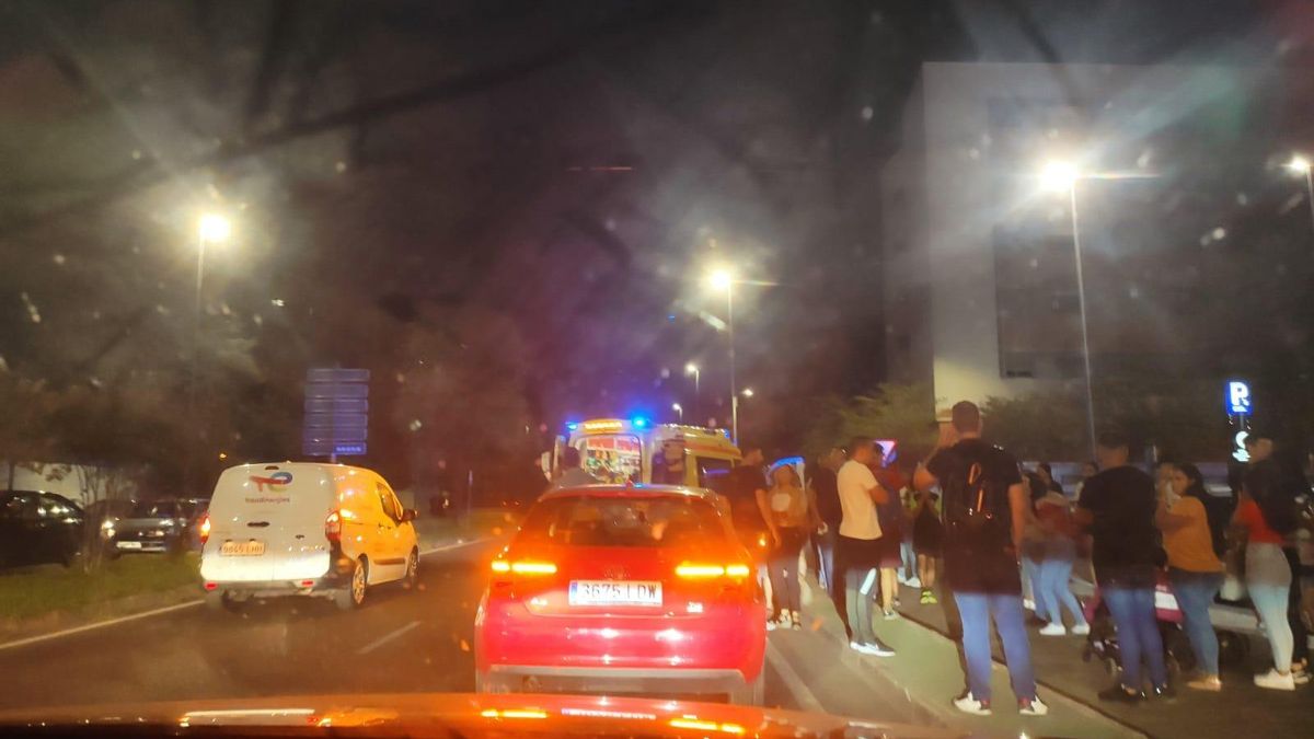 La ambulancia en el lugar del accidente la noche del viernes.