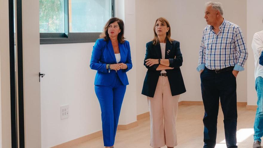 La alcaldesa de Palma del Río acompaña a la subdelegada del Gobierno en su visita a las instalaciones.