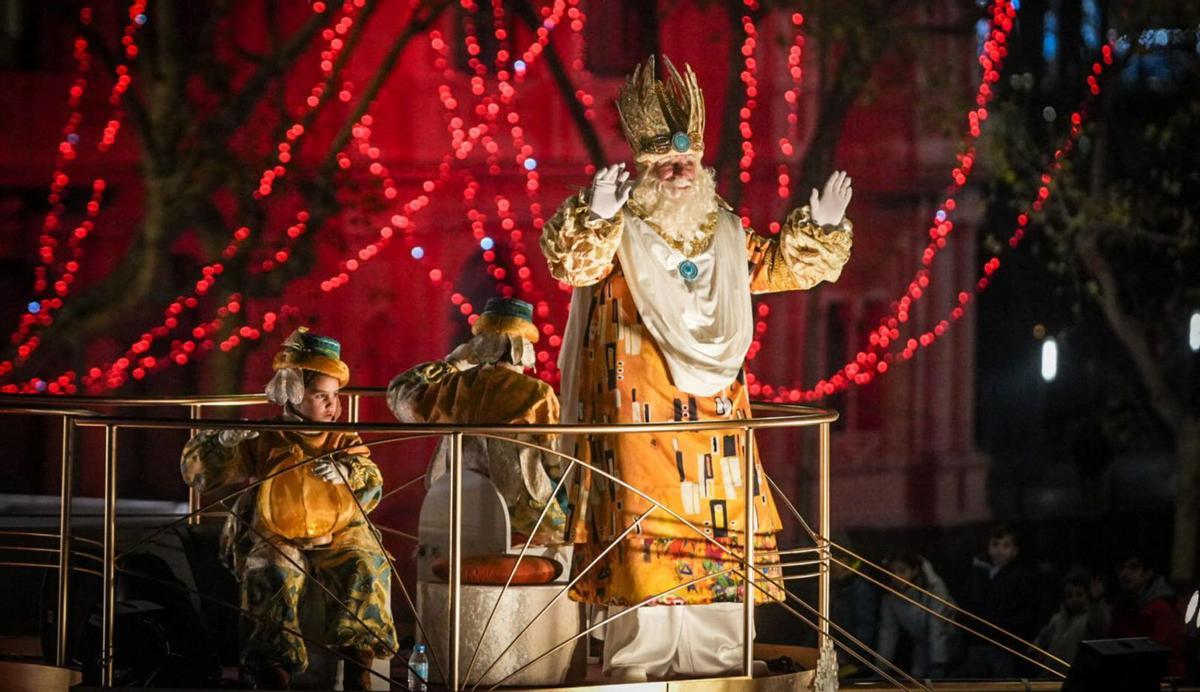 Reis i nens desafien el fred  en la cavalcada