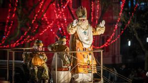 Reis i nens desafien el fred  en la cavalcada