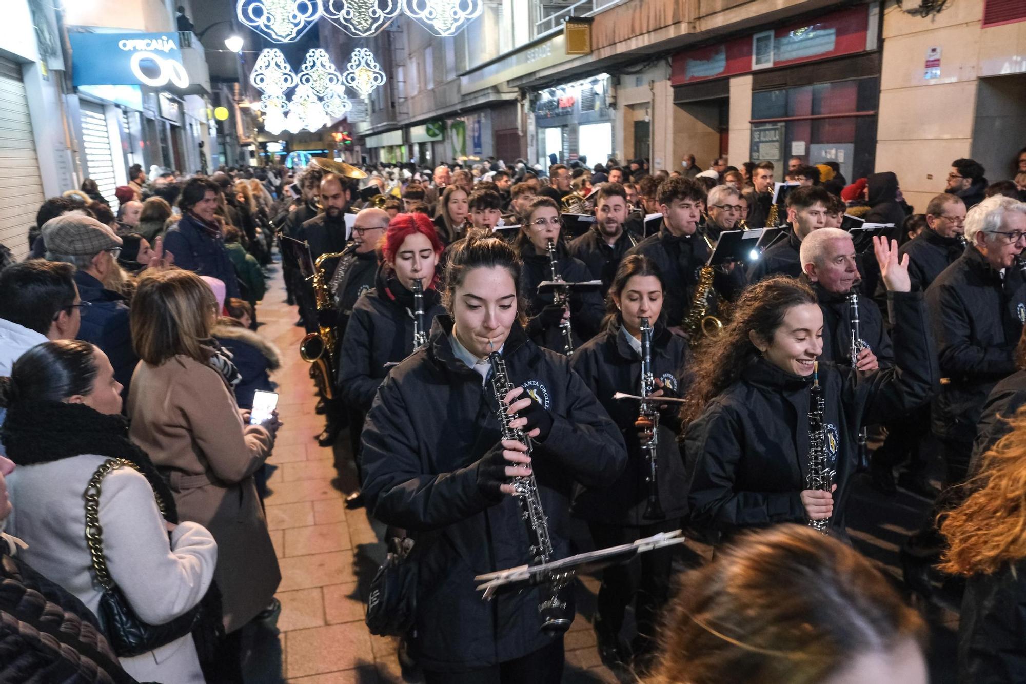 Todas las imágenes de la cabalgata de los Reyes Magos 2024 en Elda