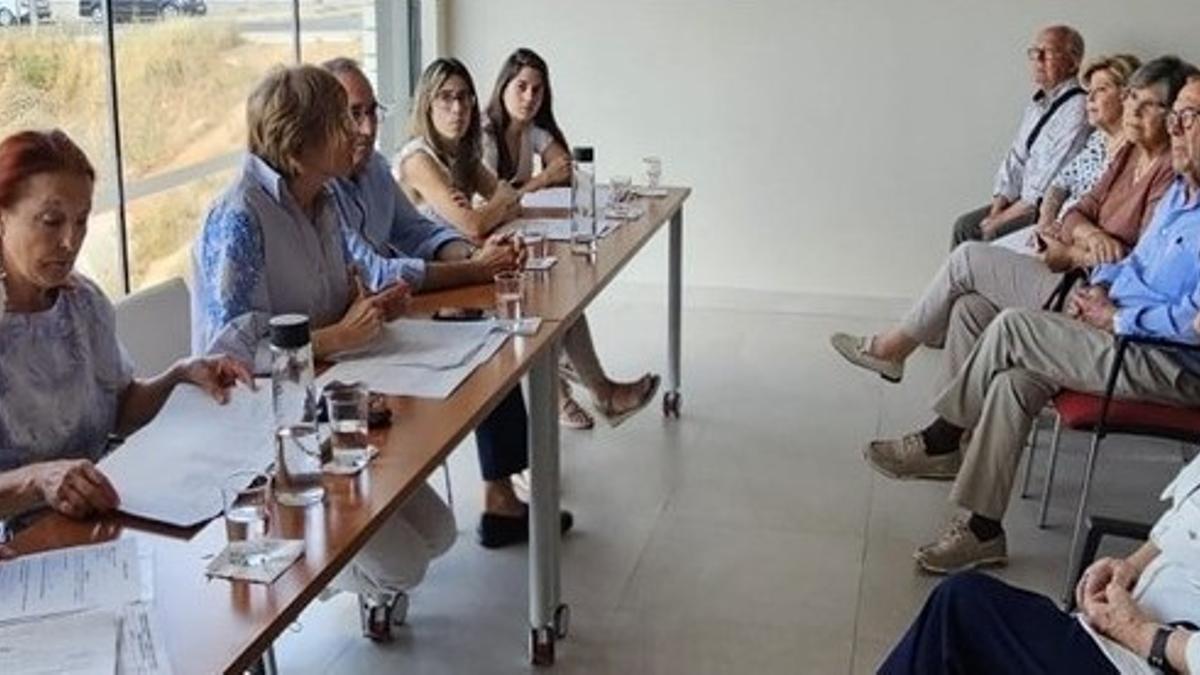 Imagen de una asamblea de Antequera 51, un ejemplo de cohousing en Andalucía.