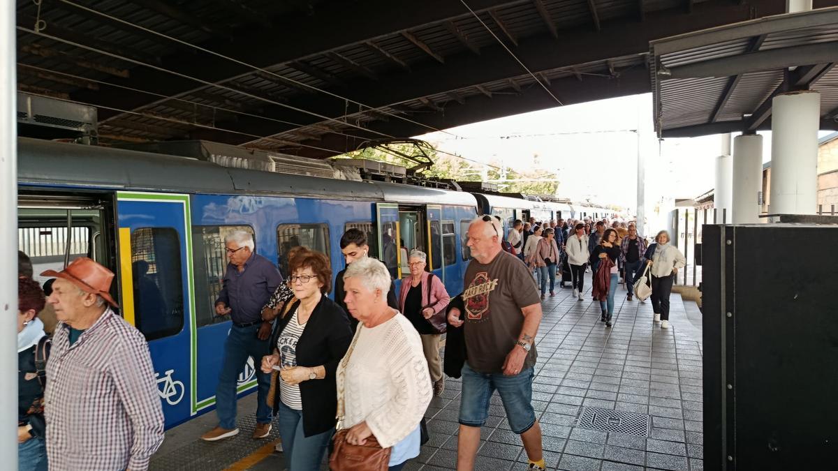 Viajeros bajan del tren para dirigirse a este pasado Dijous Bo, el pasado jueves en la estación de Inca.