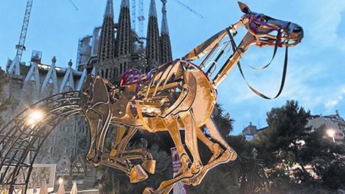 El caballo articulado con el que la compañía teatral Antigua i Barbuda sorprendió en la cabalgata de Reyes.