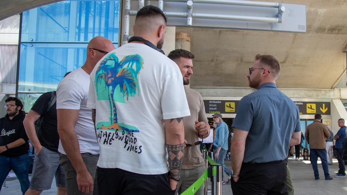 El pacto con los conductores de microbuses se cumple &quot;a medias&quot; el primer día en el aeropuerto de Palma