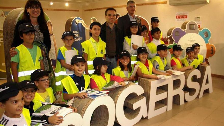 Los primeros &quot;embajadores del reciclaje&quot;, con el Alcalde, el gerente de Cogersa y su tutora.