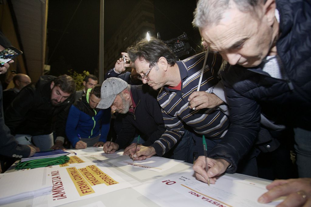 Cientos de manifestantes vuelven a asediar la sede del PSOE en Murcia