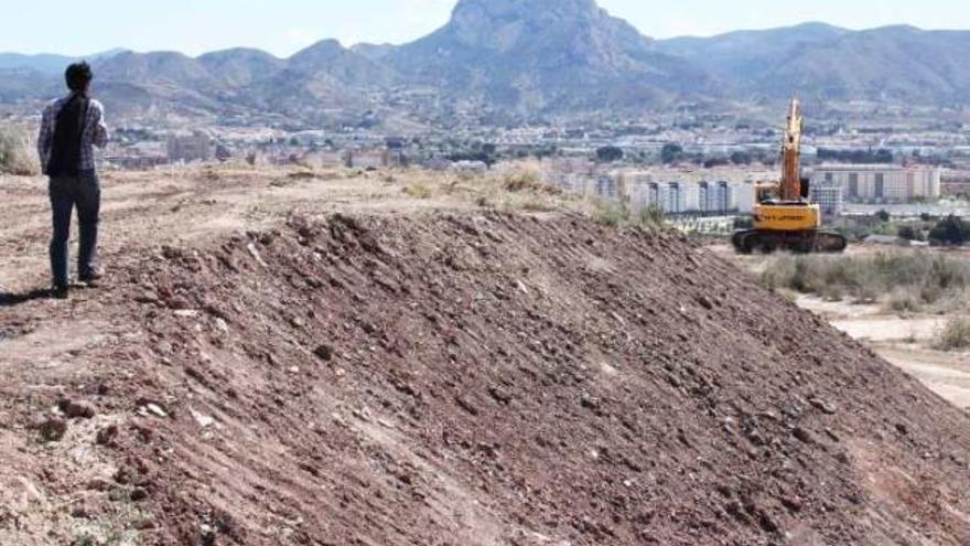 Cientos de toneladas de tierra rojiza procedente de una cantera de arcilla se han depositado en la escombrera del monte Bolón para su restauración ambiental.