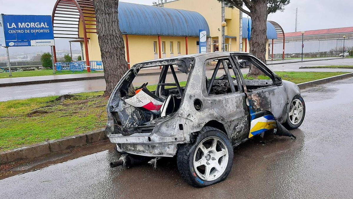 El estado del vehículo tras el incendio.