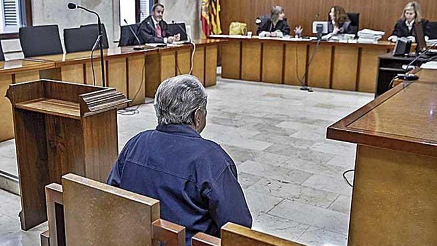 El anciano condenado, ayer durante la vista en la Audiencia.