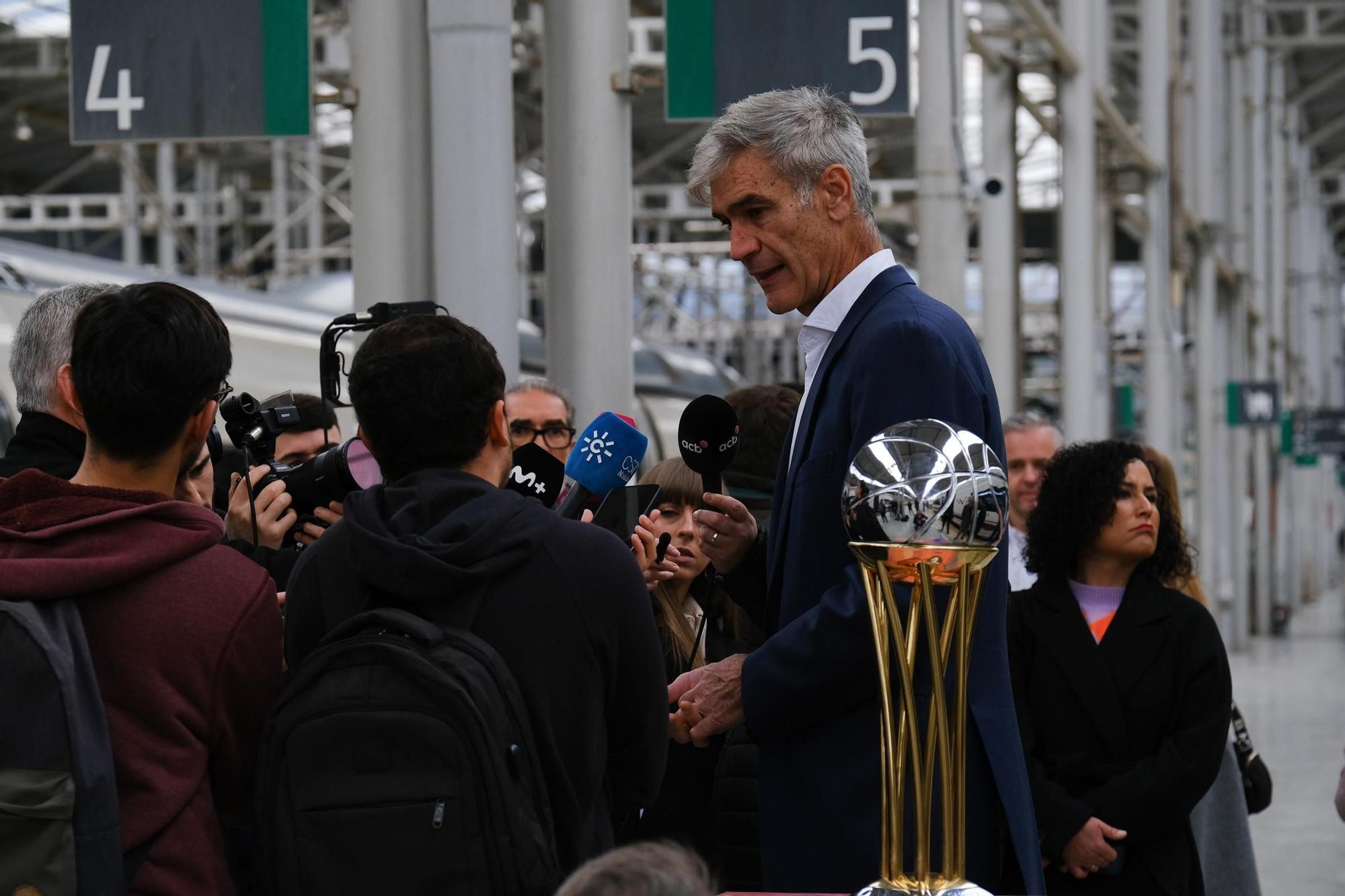 El trofeo de la Copa del Rey ACB llega a Málaga en AVE