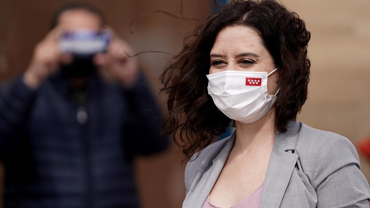 Isabel Díaz Ayuso, presidenta de la Comunidad de Madrid, en un centro comercial.  FOTO: JOSÉ  LUIS ROCA