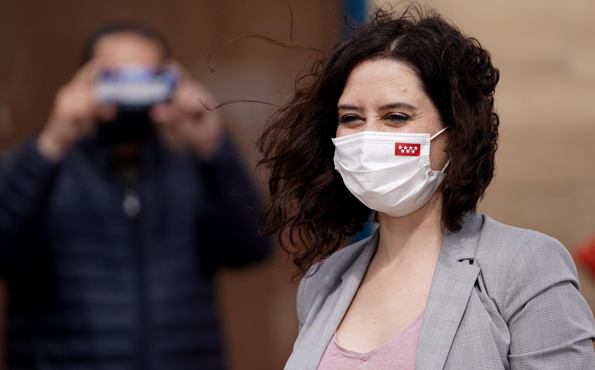 Isabel Díaz Ayuso, presidenta de la Comunidad de Madrid, en un centro comercial.  FOTO: JOSÉ  LUIS ROCA