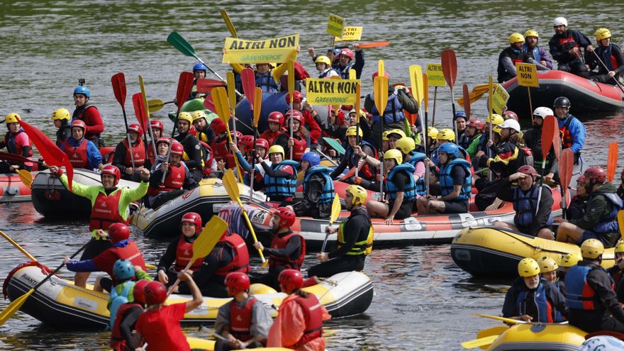 Centenares de personas claman desde el río Ulla contra Altri y la mina de Touro