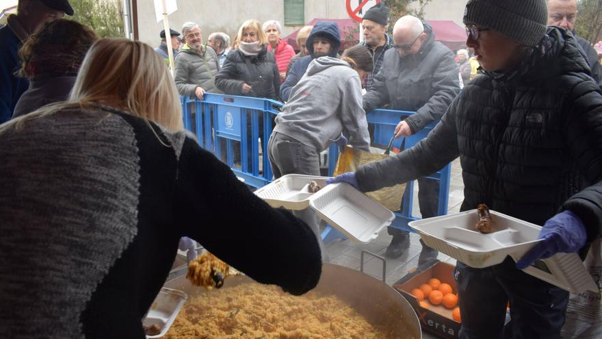Olvan reparteix unes 1.400 racions de paella per Sant Sebastià malgrat la pluja