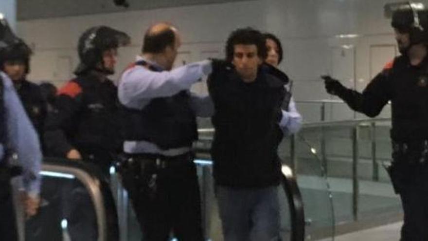 Moment de la detenció de l&#039;home a l&#039;estació de Girona