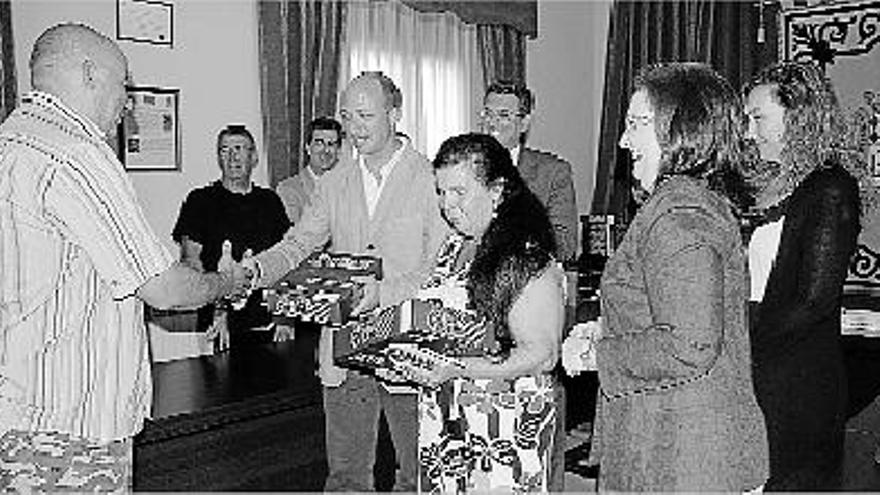 El alcalde y Ureña, haciendo entrega de las llaves de dos viviendas.